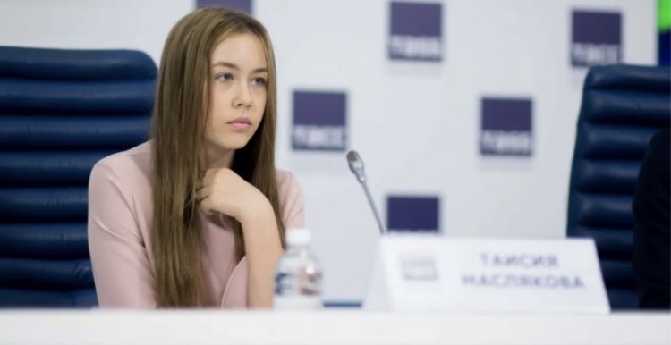 Украшения как квартира, очень нескромные платья: какая она 17-летняя внучка Маслякова